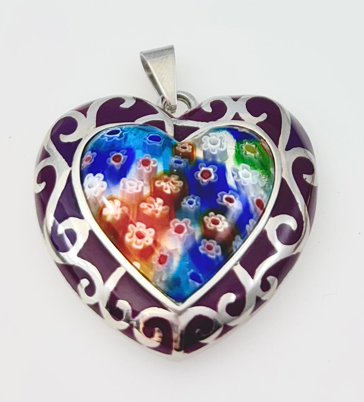 JEWELRY ENAMEL PENDANT WITH CENTER HEARTS ON A 18" CHAIN