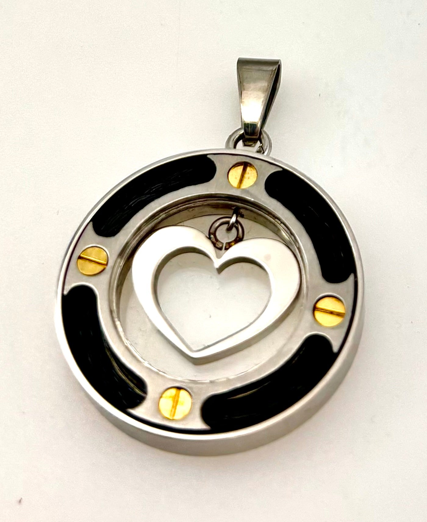JEWELRY CIRCLE WITH BLACK ENMEL AND HEART IN CENTER