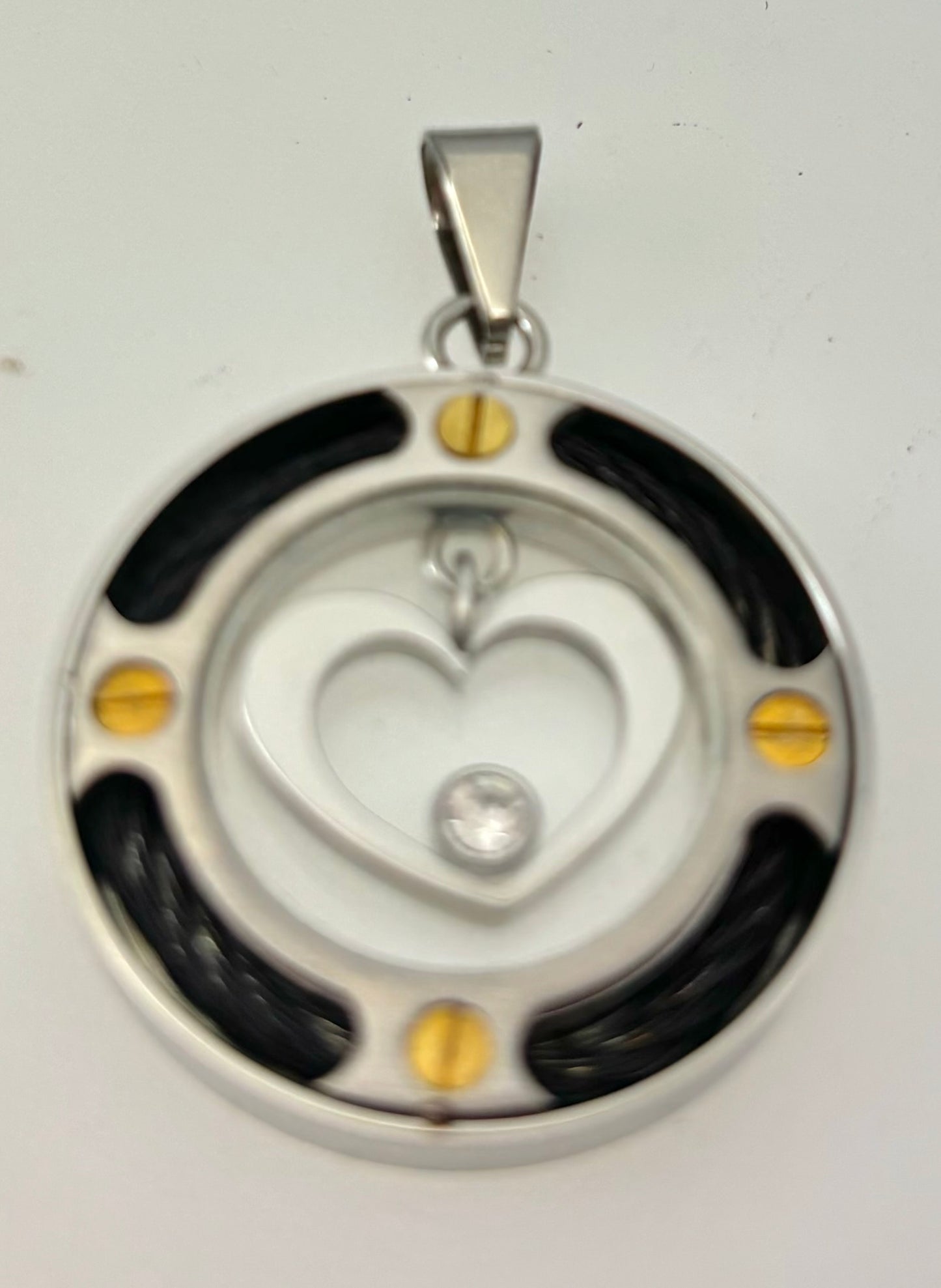 JEWELRY CIRCLE WITH BLACK ENMEL AND HEART IN CENTER